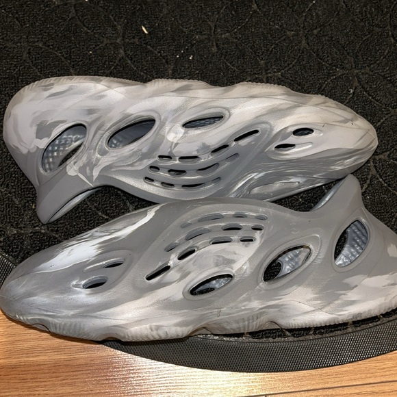 Mens Yeezy Foam Runner - Picture 2 of 5